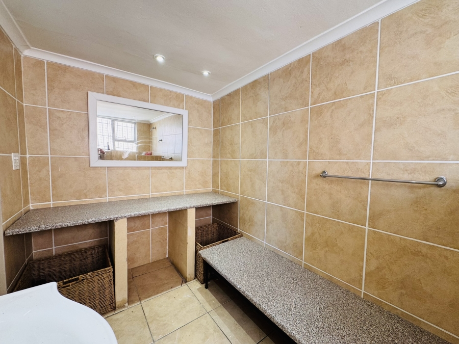 To Let 4 Bedroom Property for Rent in Harbour Island Western Cape